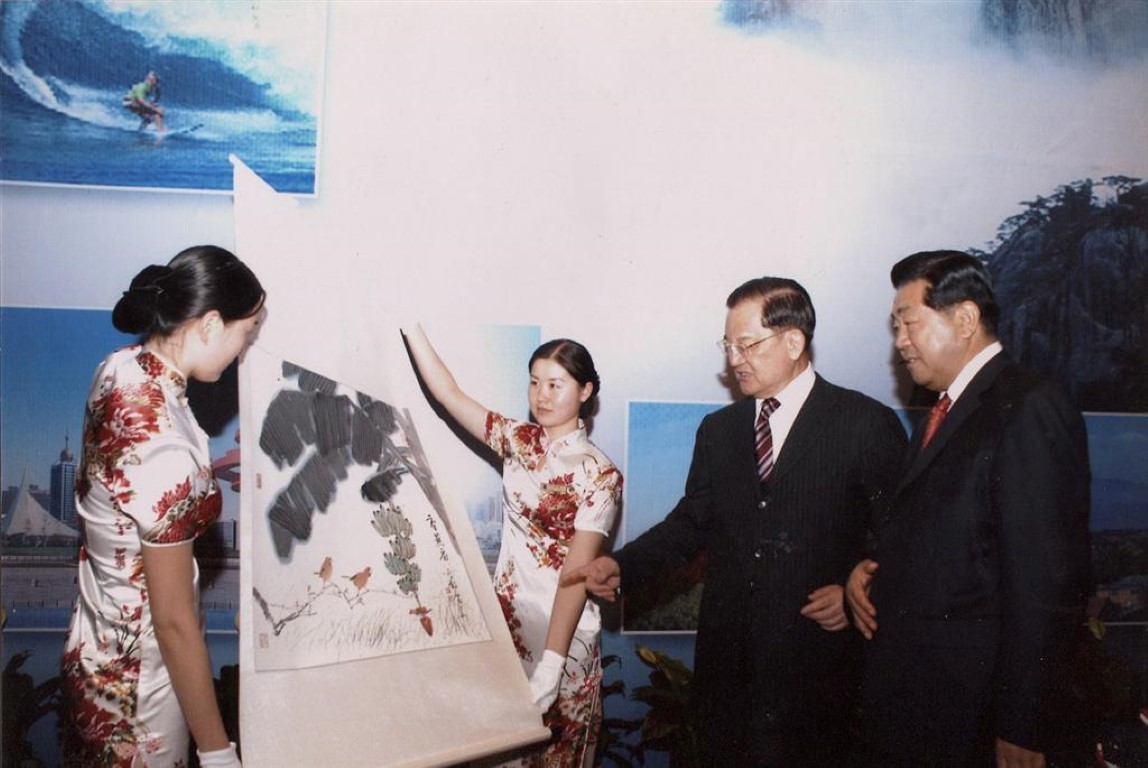 李轂摩-連戰贈李轂摩的畫作予賈慶林等活動