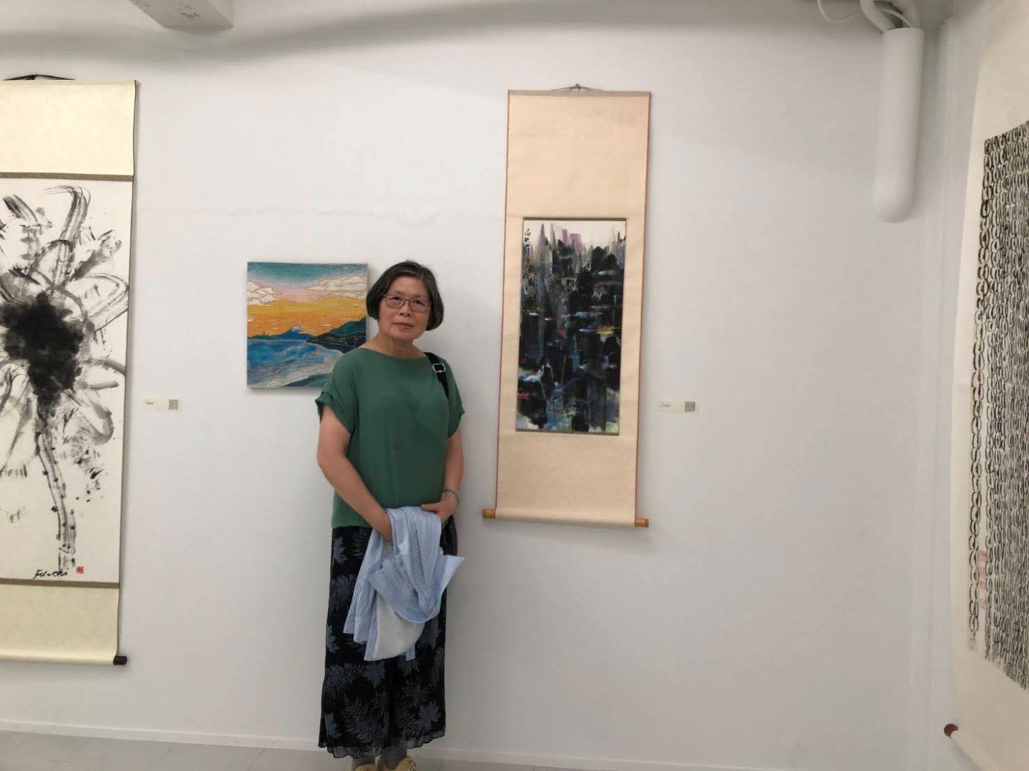 參展者許海欽教授，夫人 王寶月女士現場與日本、台灣參展作品合影
