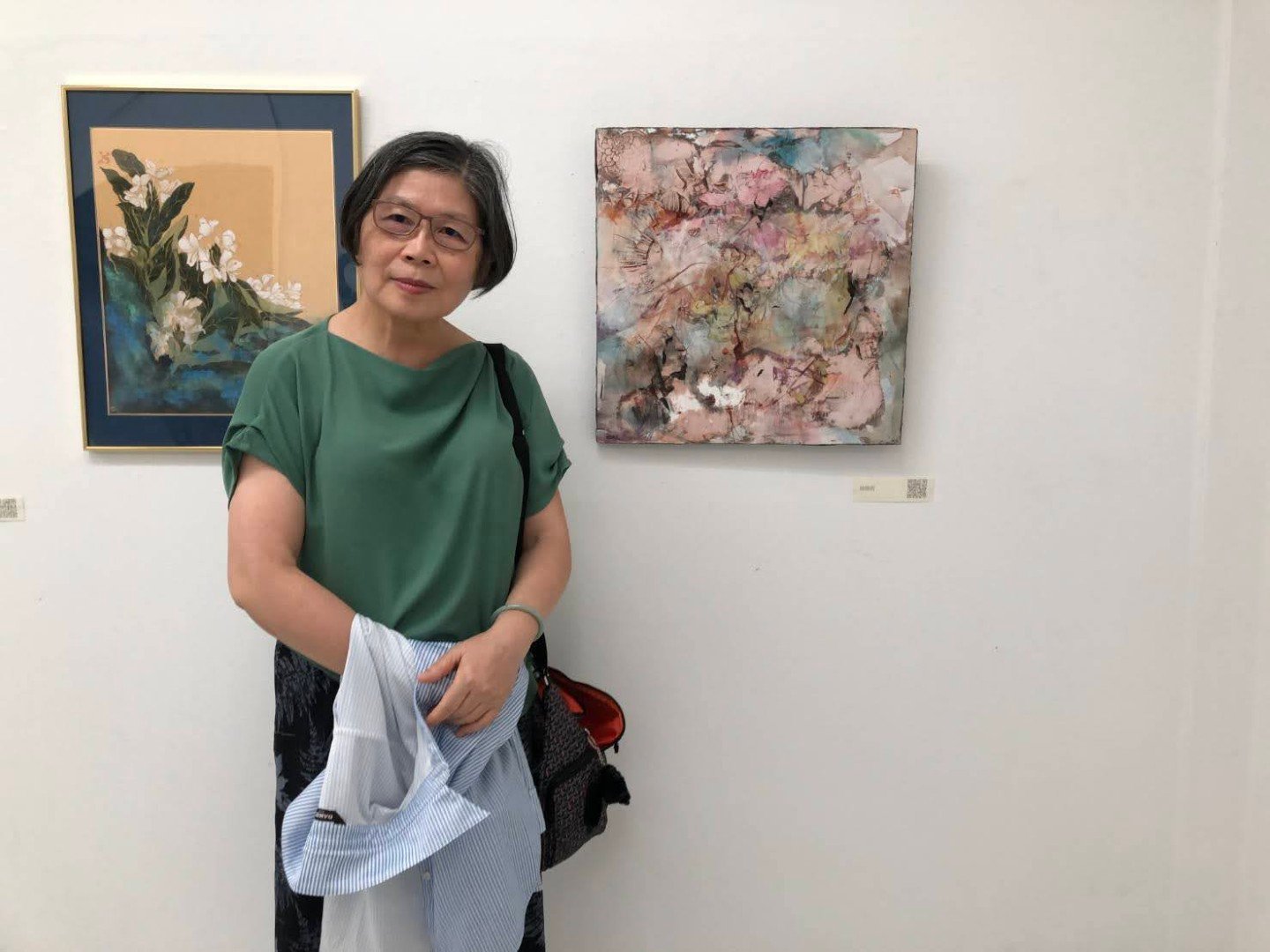 參展者許海欽教授，夫人 王寶月女士現場與日本、台灣參展作品合影