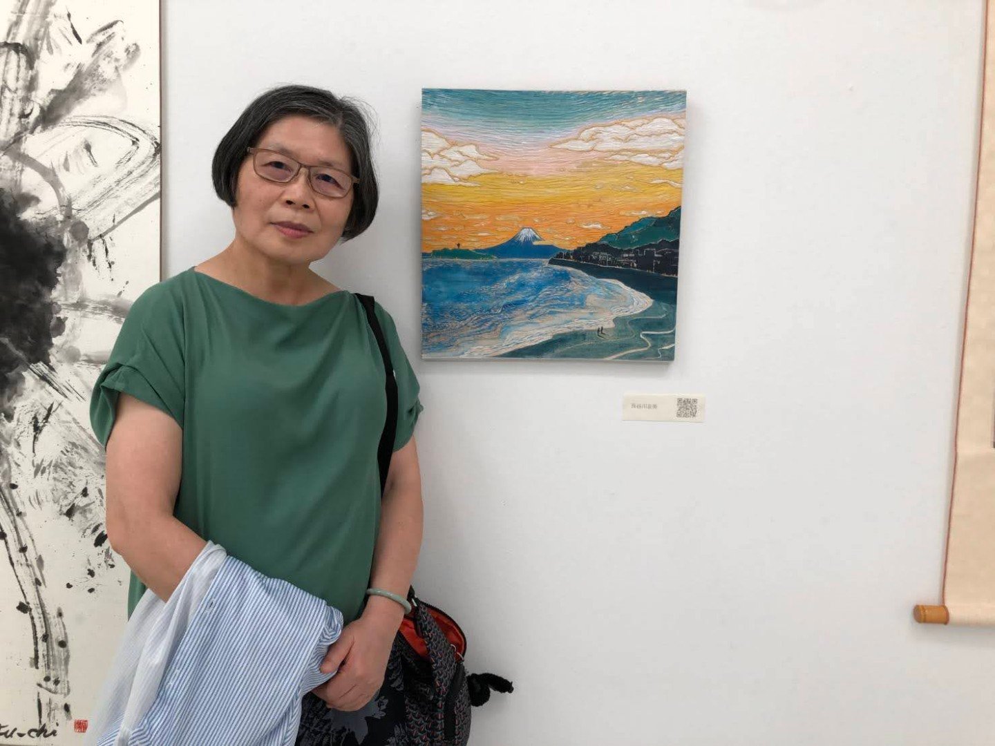 參展者許海欽教授，夫人 王寶月女士現場與日本、台灣參展作品合影