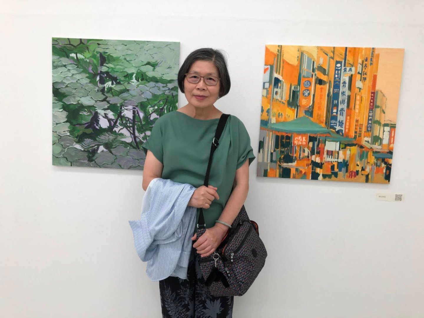 參展者許海欽教授，夫人 王寶月女士現場與日本、台灣參展作品合影