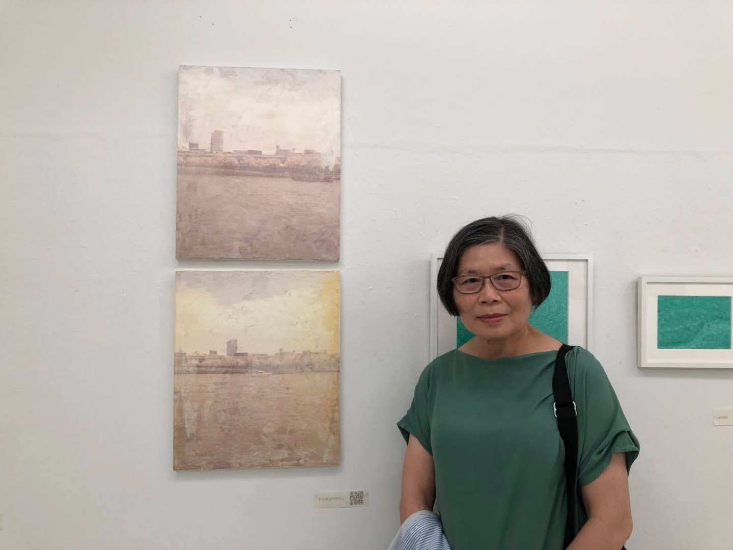 參展者許海欽教授，夫人 王寶月女士現場與日本、台灣參展作品合影