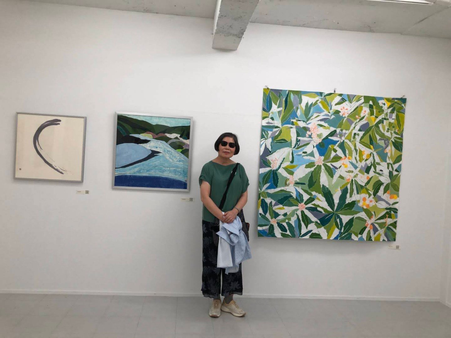 參展者許海欽教授，夫人 王寶月女士現場與日本、台灣參展作品合影