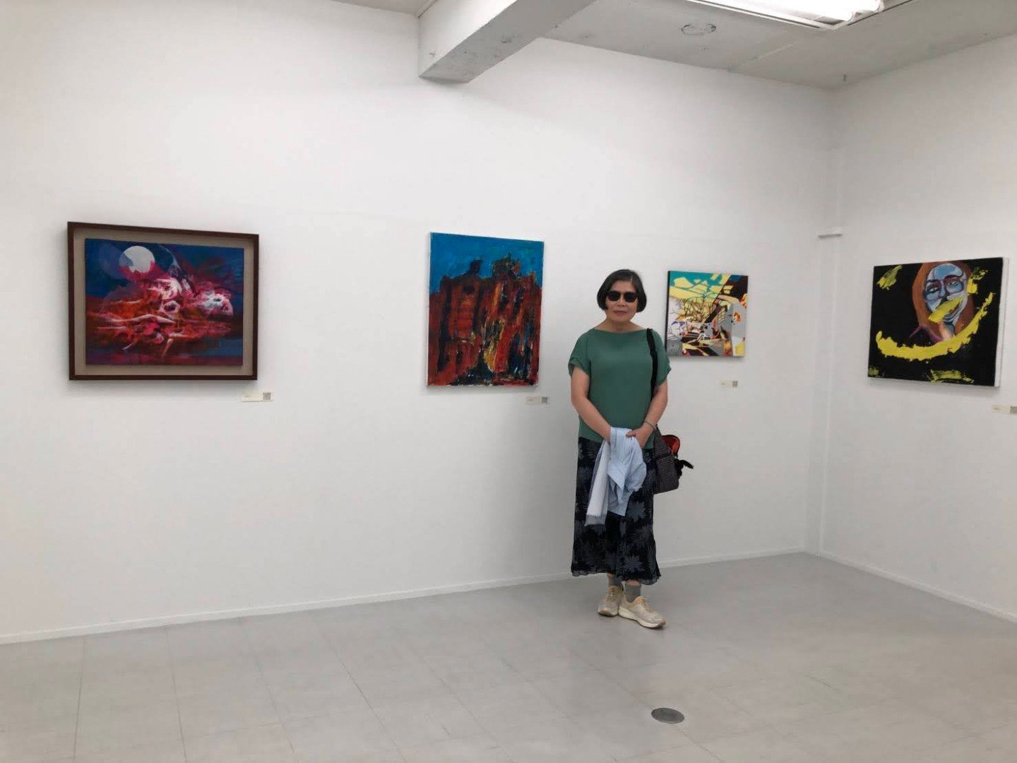 參展者許海欽教授，夫人 王寶月女士現場與日本、台灣參展作品合影