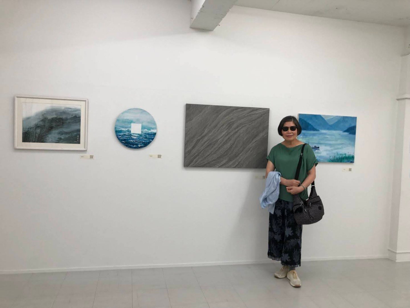參展者許海欽教授，夫人 王寶月女士現場與日本、台灣參展作品合影