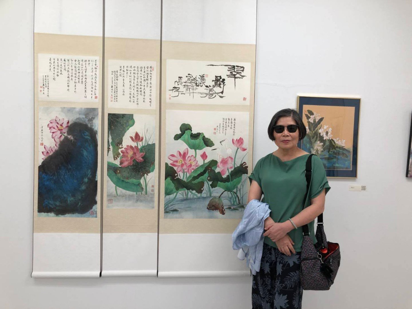 參展者許海欽教授，夫人 王寶月女士現場與日本、台灣參展作品合影