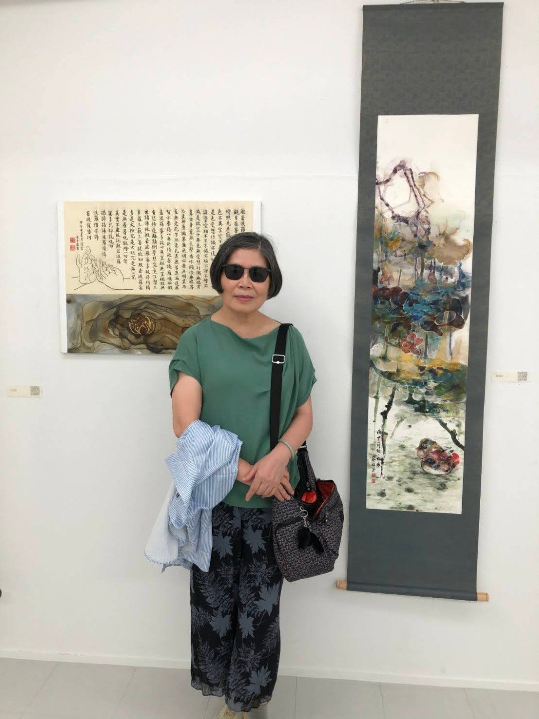 參展者許海欽教授，夫人 王寶月女士現場與日本、台灣參展作品合影