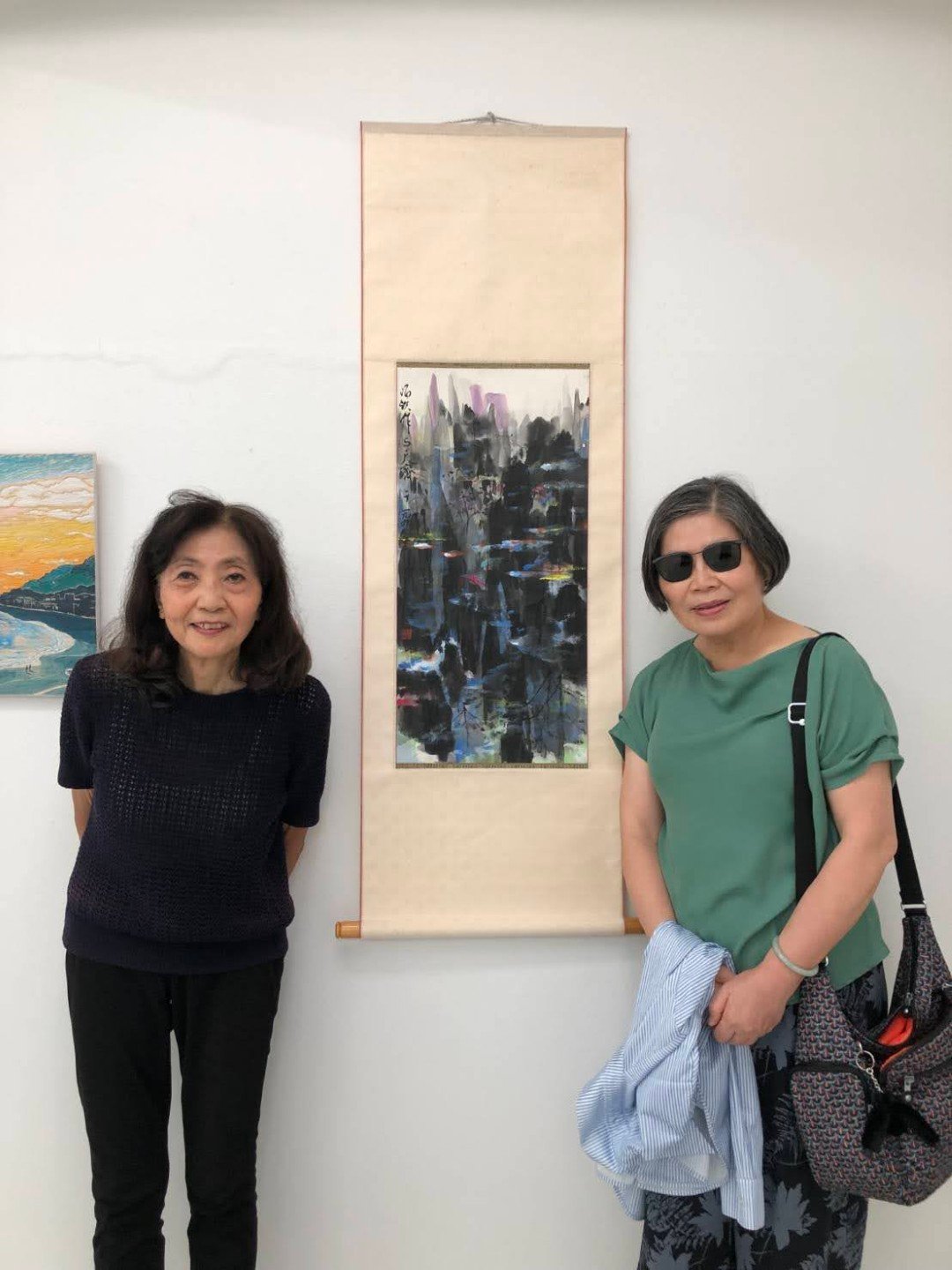 參展者許海欽教授，夫人 王寶月女士現場與日本、台灣參展作品合影（日本檜畫廊三浦社長夫人）