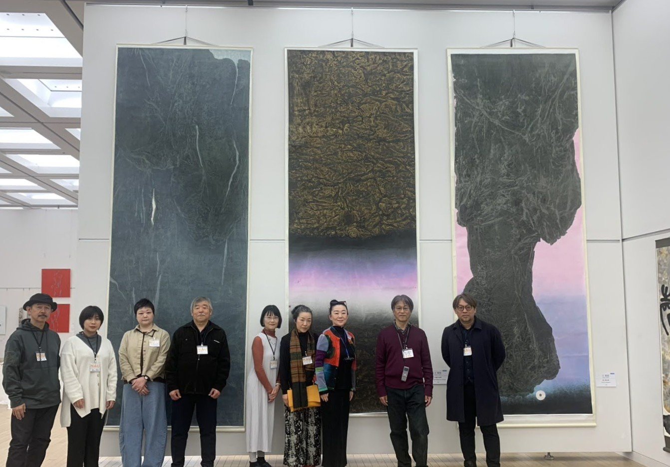 日本NAU成員於台灣藝術家作品前合影，日本第24回「 NAU 21世紀美術連立展」 於東京國立新美術館