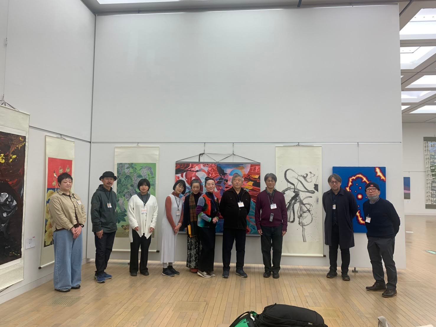 日本NAU成員於台灣藝術家作品前合影，日本第24回「 NAU 21世紀美術連立展」 於東京國立新美術館