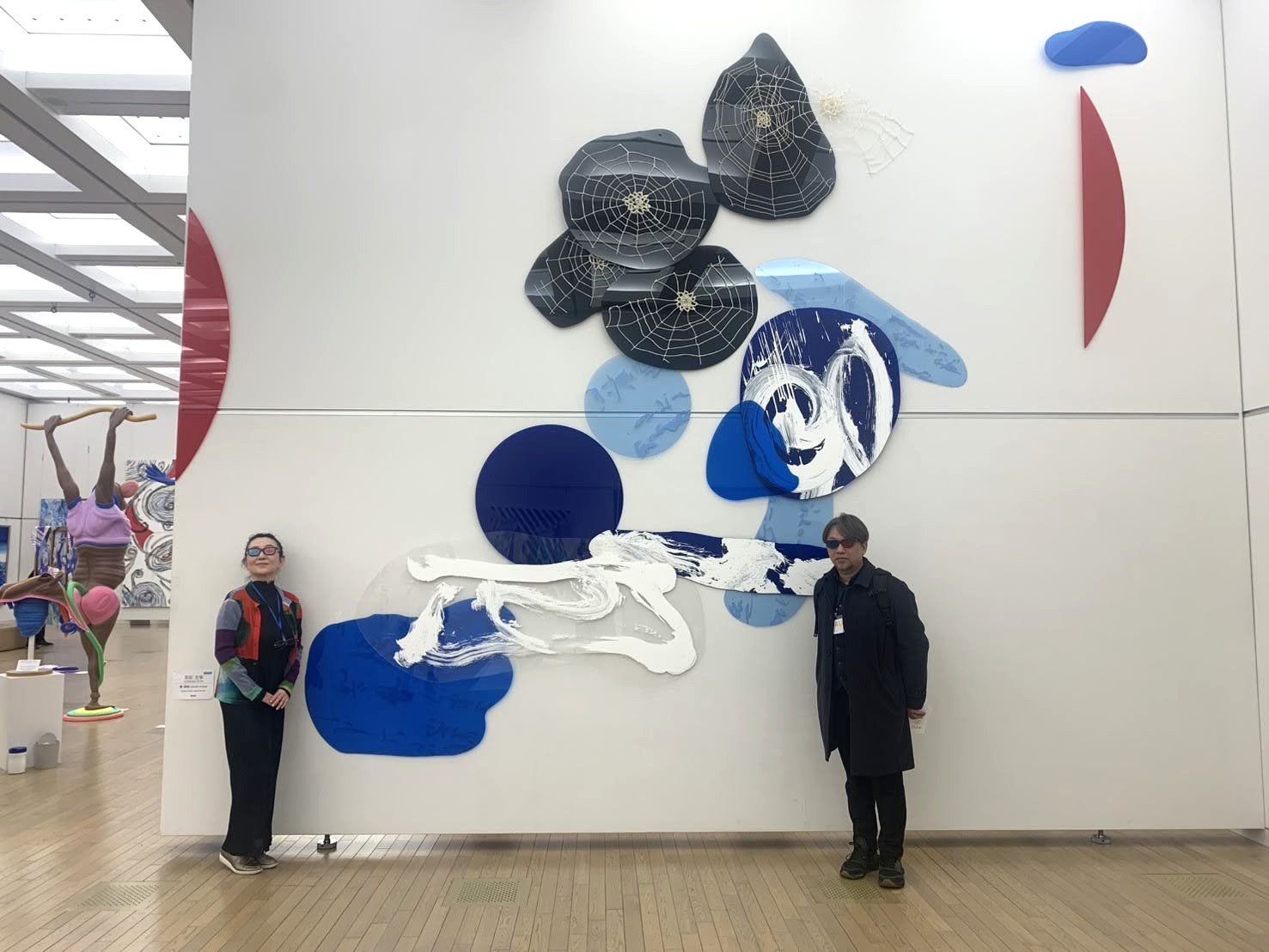 日本NAU成員同時也是日本著名的書道家 栗原 光峯 Koho KURIHARA先生與NAU台灣首位成員 王穆提先生於栗原 光峯作品前合影，日本第24回「 NAU 21世紀美術連立展」 於東京國立新美術館