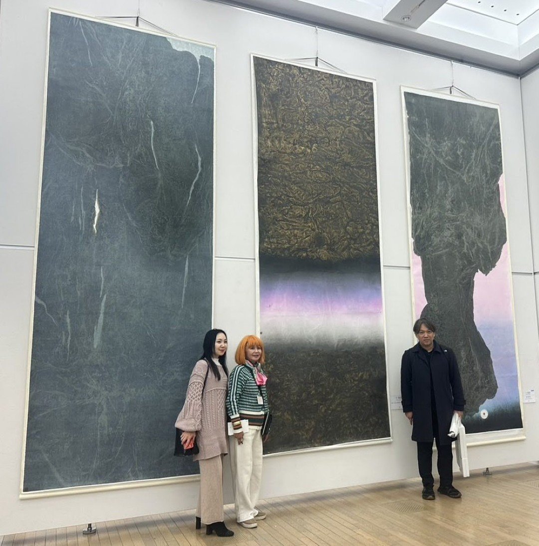 從左至右：蒙古藝術家、日本NAU成員Asia NetWork社長 山田陽子女士、日本NAU台灣首位成員 王穆提