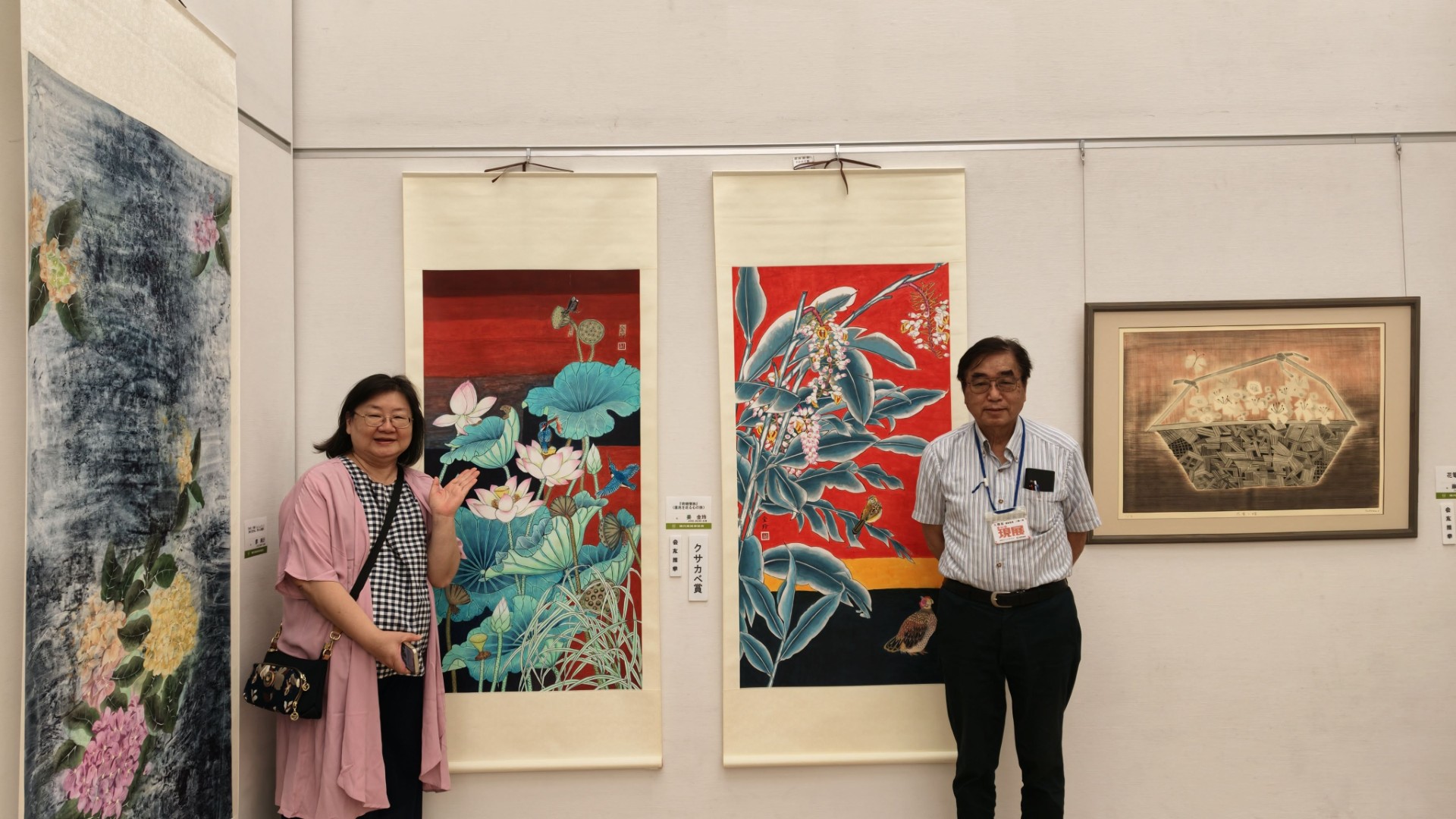 82回台灣參展者 廖純沂教授代表台灣參展者與日本現展審查員八幡一郎於作品前合影。
