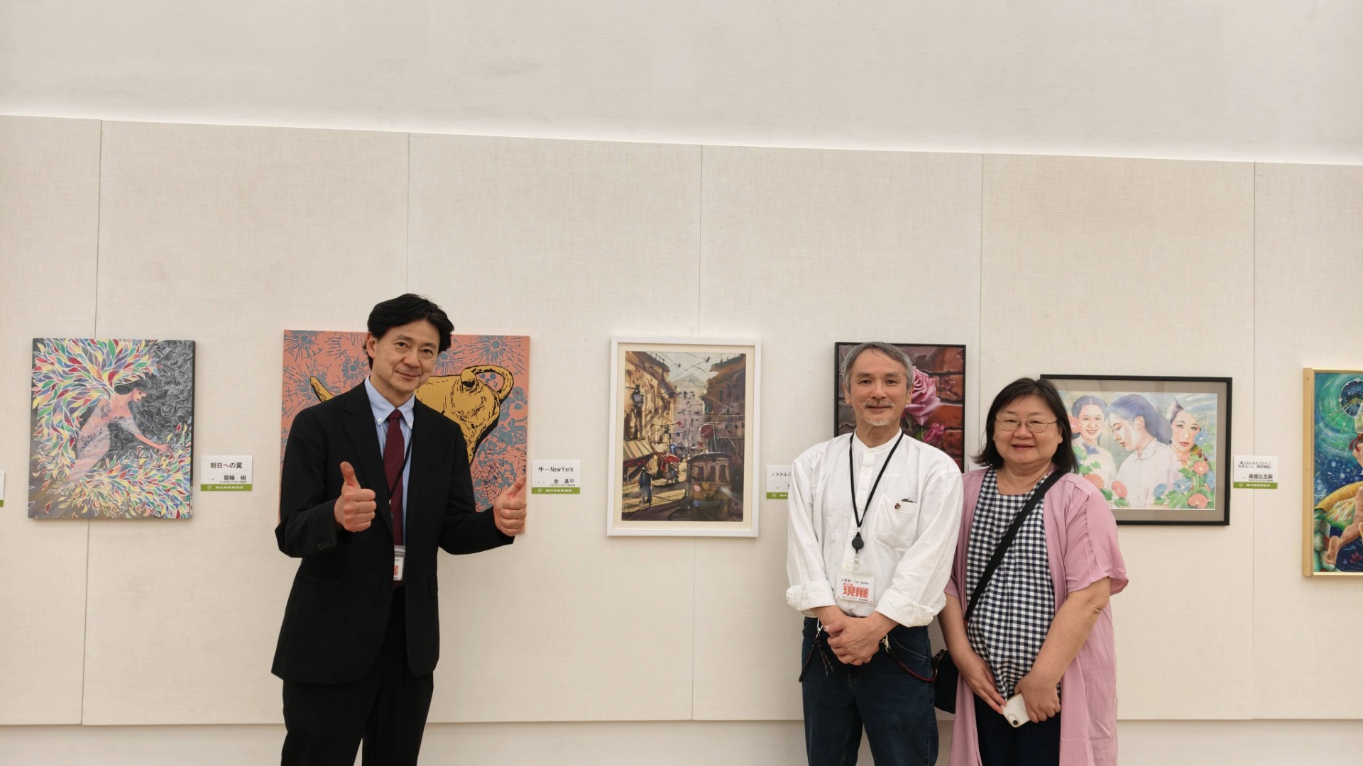 82回現展台灣參展者 廖純沂教授代表台灣參展者與日本現展審查員松永匠一、會長 渡邊泰史於作品前合影。