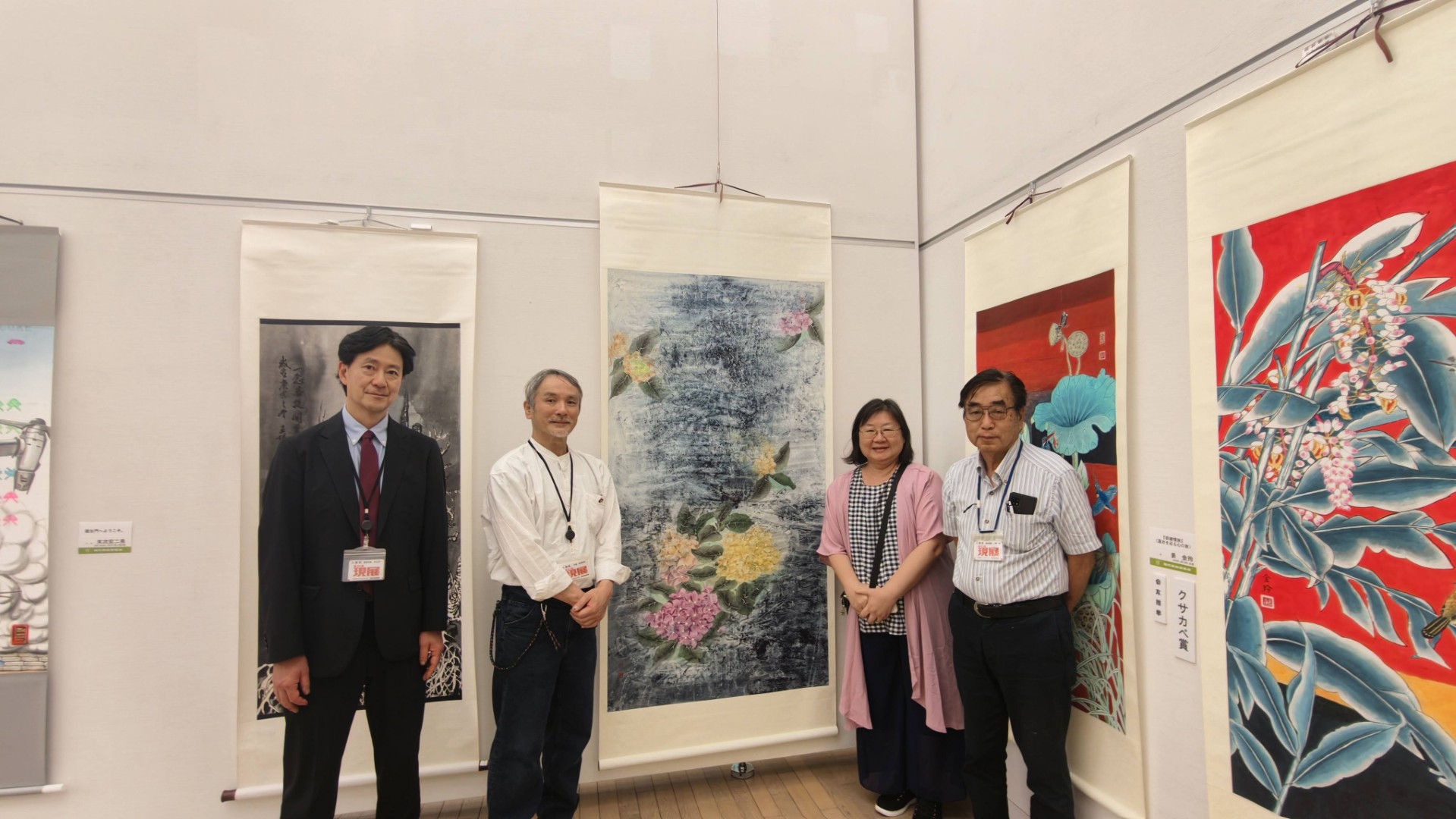 82回台灣參展者 廖純沂教授代表台灣參展者與日本現展審查員松永匠一、會長 渡邊泰史、審查員八幡一郎合影。