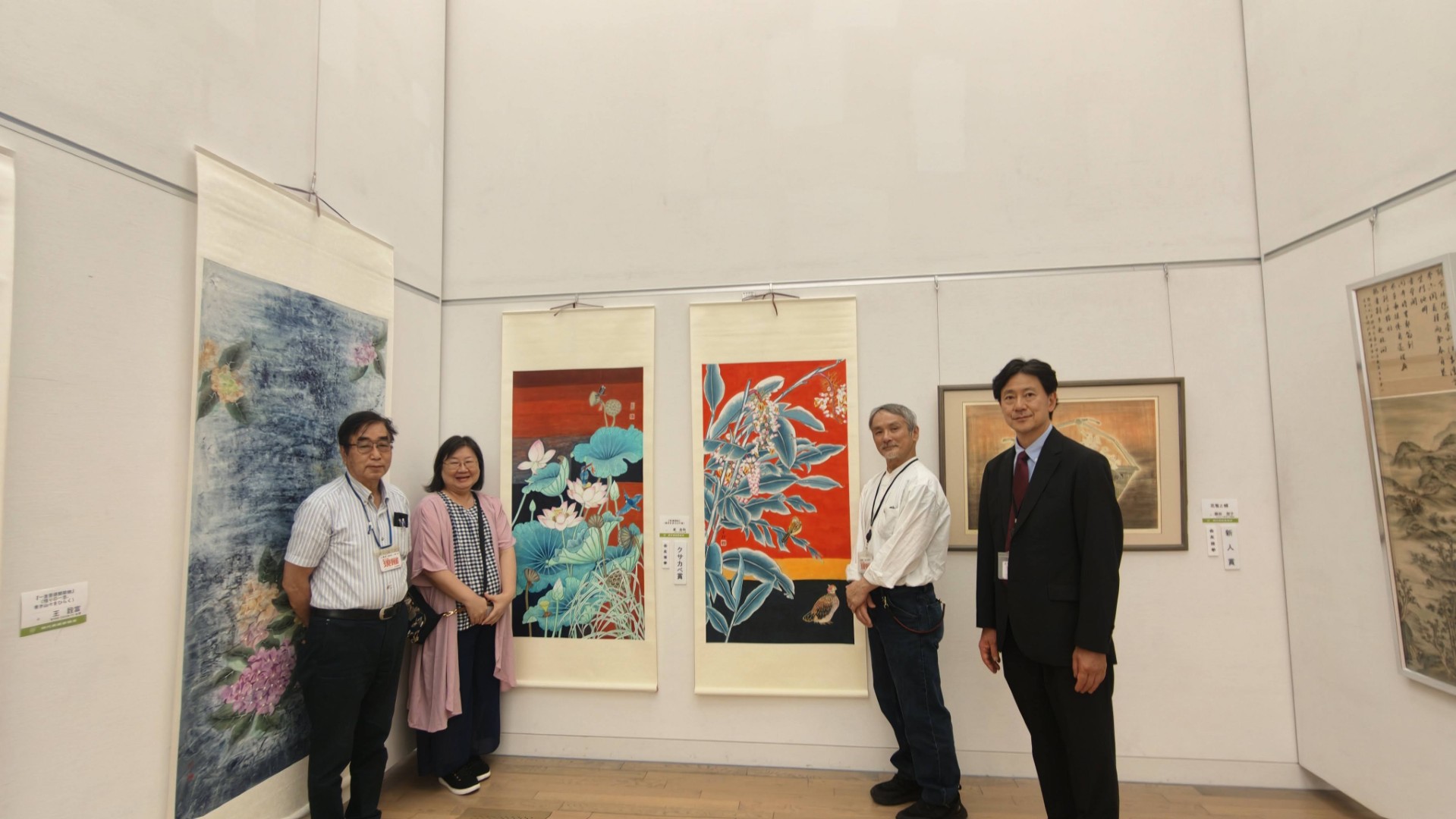 82回現展台灣參展者 廖純沂教授代表台灣參展者與日本現展審查員松永匠一、會長 渡邊泰史、審查員八幡一郎於作品前合影。