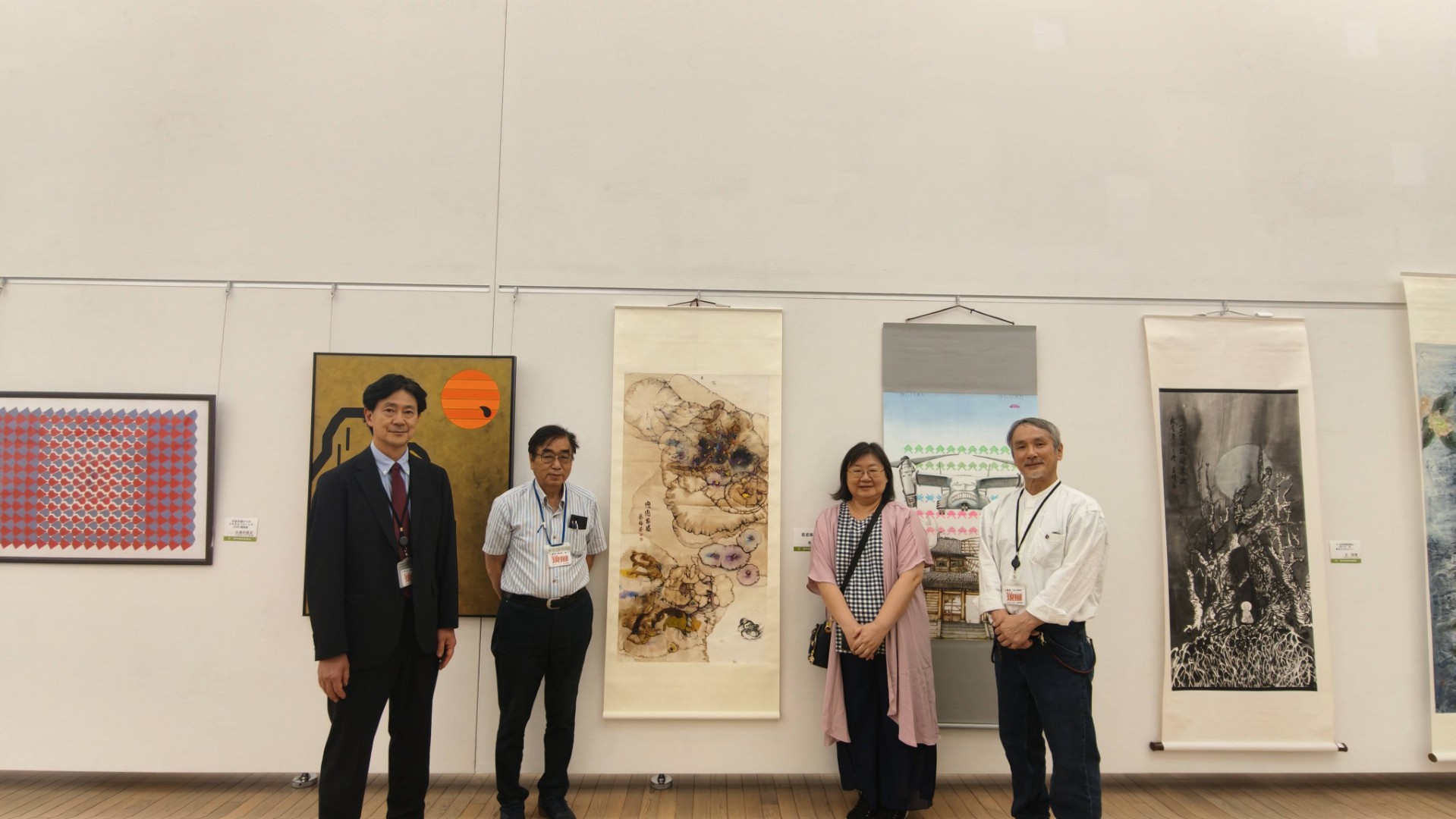 82回台灣參展者 廖純沂教授代表台灣參展者與日本現展審查員松永匠一、會長 渡邊泰史、審查員八幡一郎於作品前合影。