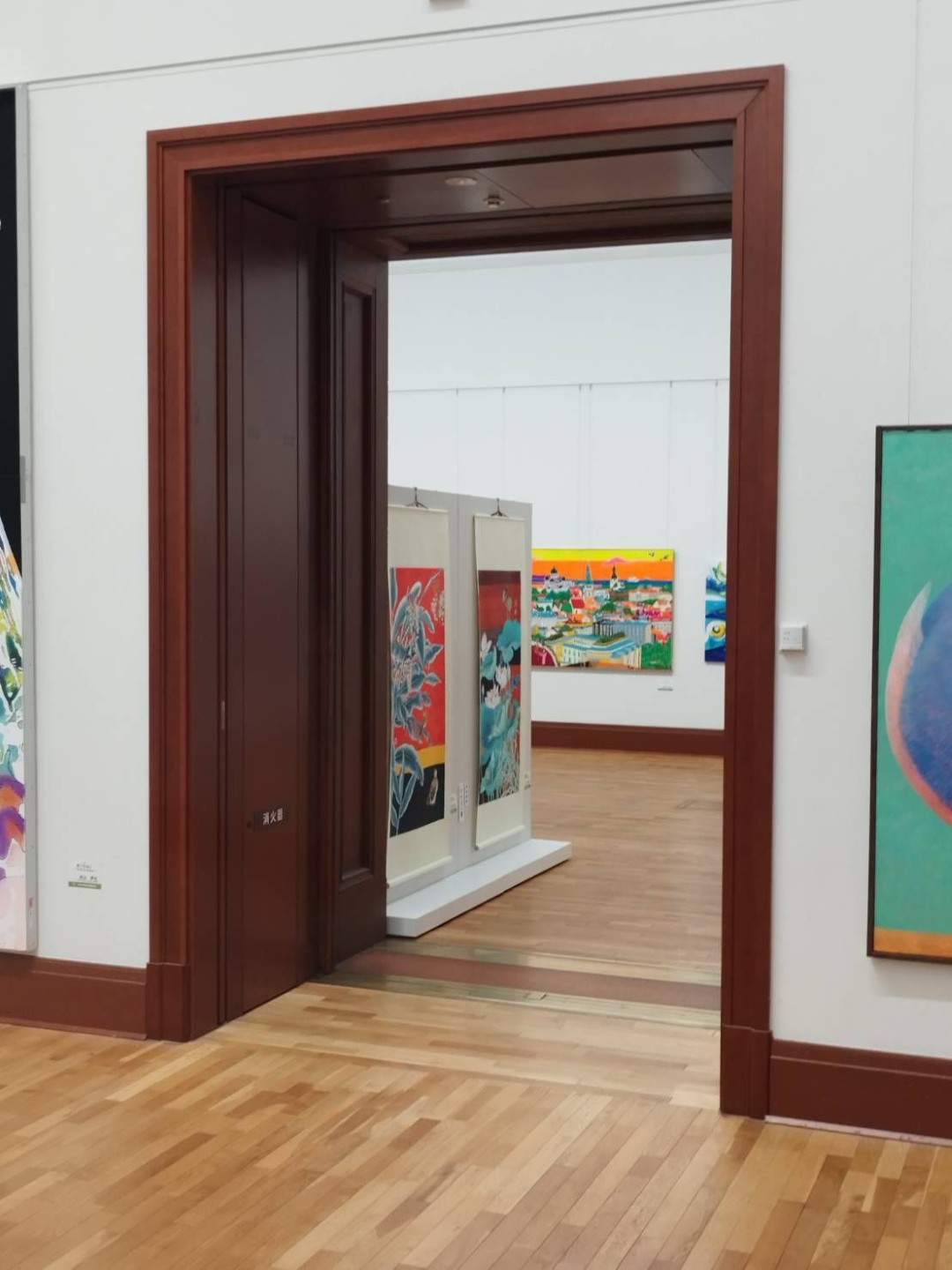 姜金玲 Jiang Jinling《荷塘情旅》與《月桃盛開引禽来》於第二展示室