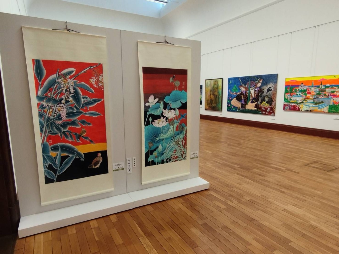 姜金玲 Jiang Jinling《荷塘情旅》與《月桃盛開引禽来》於第二展示室